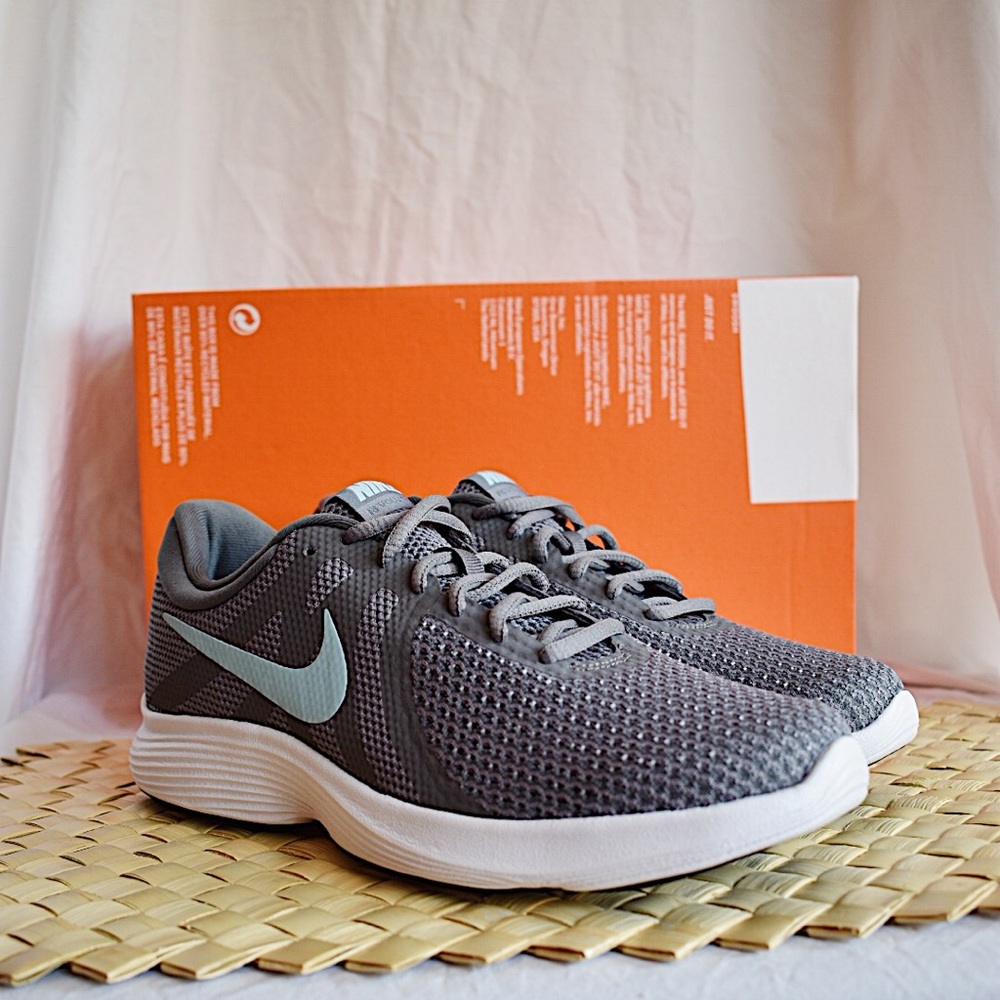 🚨SOLD🚨NEW WMNS Nike Revolution 4 - Picture 2 of 10